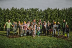 LRAS darbinieku ģimenes ar bērniem, stāda kokus